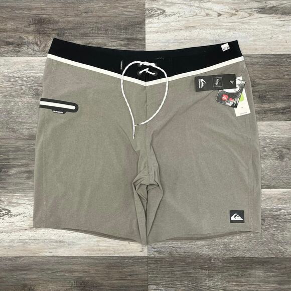 NWT‎ Quiksilver AG47 Dry Flight White Mens 40 Quick Dry Board Shorts Swim Active - Picture 1 of 14